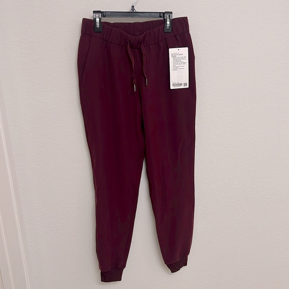 NWT! Lulu lemon On The Fly Joggers 28” Woven Cassis Maroon size 4 - Picture 3 of 12